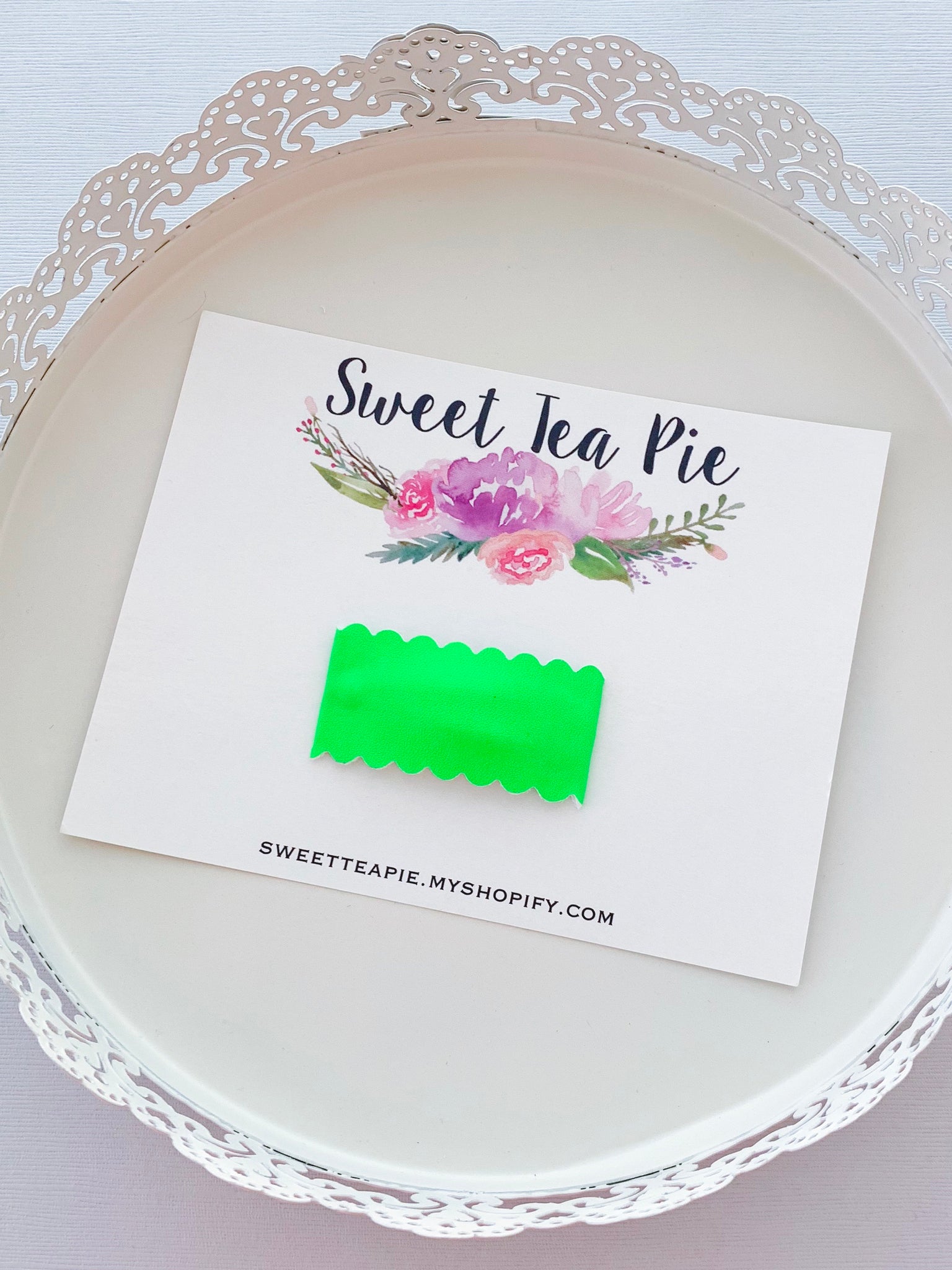 Neon Green Scalloped Snap Clip